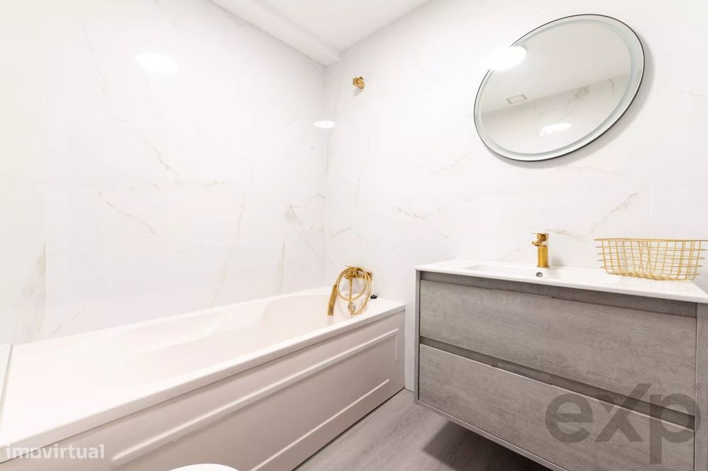Apartamento T2  remodelado, varandas com vista desafogada, arqueamento