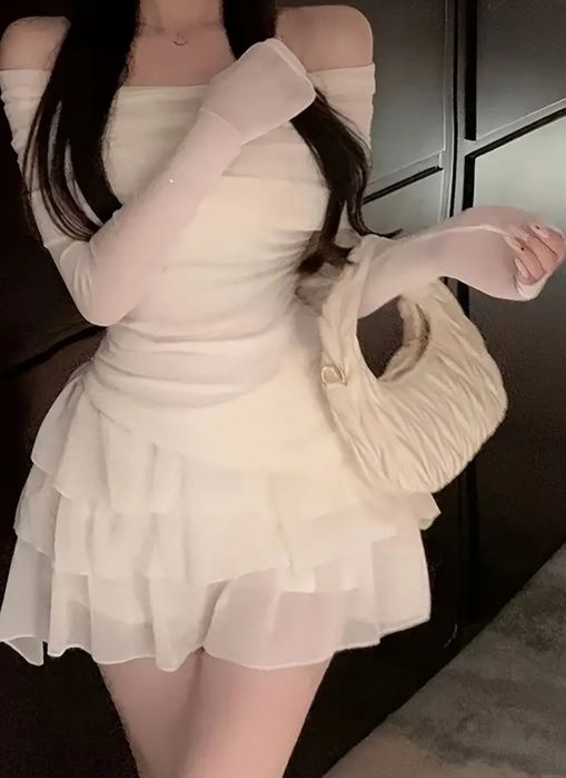 Шикозний топ з відкритими плечима та спідниця з високою талією