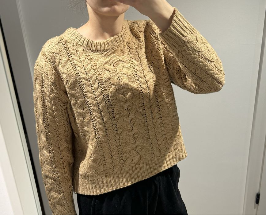 Sweter beżowy krótszy