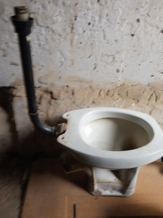 Унитаз со сливным бачком.