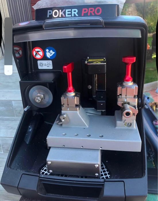 Maquina fazer chaves silca  !como nova!