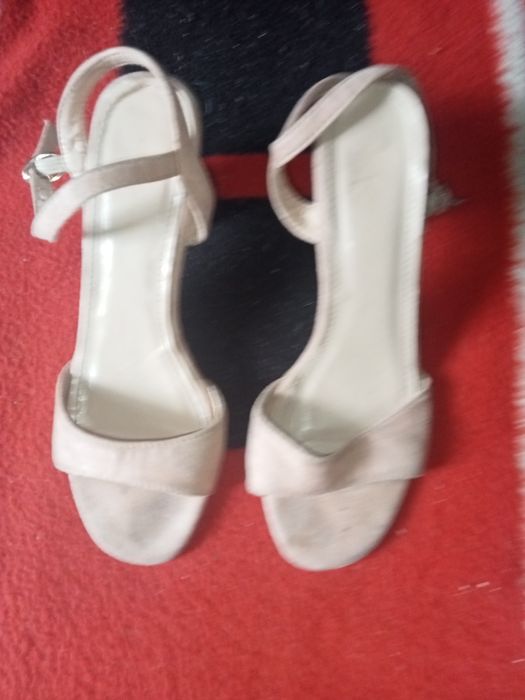 Sandałki na obcasie