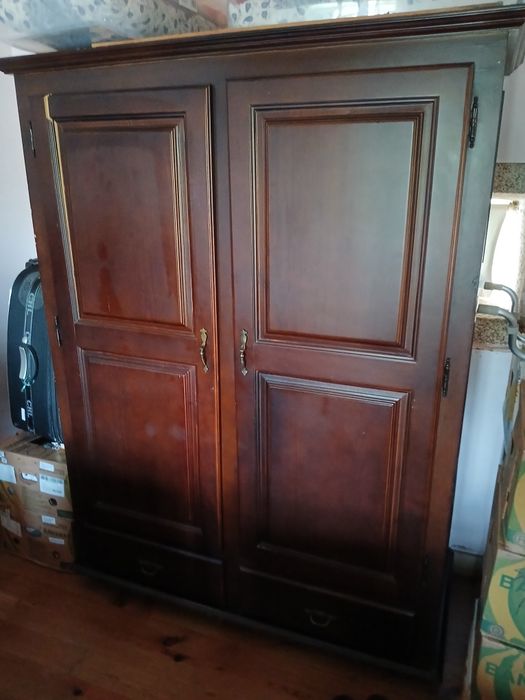 Armário de madeira maciça