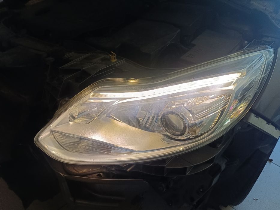 Farol esquerdo focus mk3 xenon