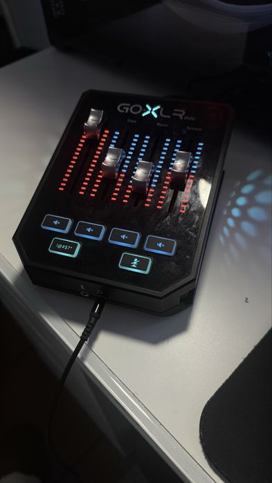 GoXLR MINI com interface USB/áudio e pré-amplificador