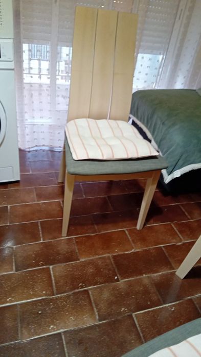 Mesa e Cadeiras em madeira folheada