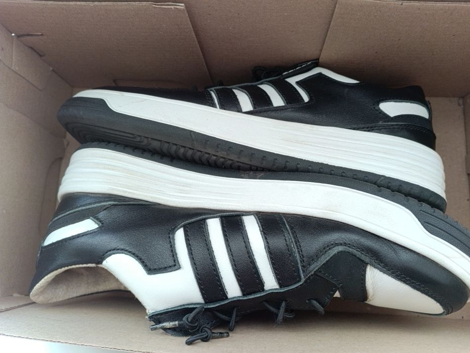 Кросівки в новому стані