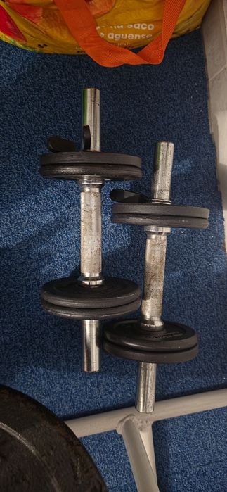 Acessórios de musculação e discos de peso