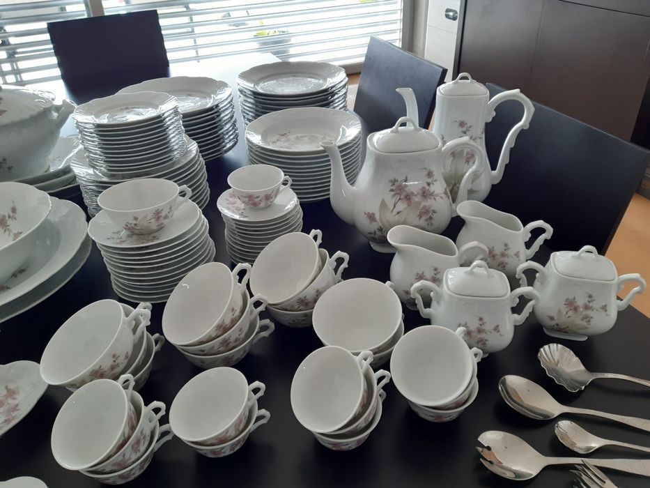 Conjunto de louça Vista Alegre, faqueiro e conjunto de copos