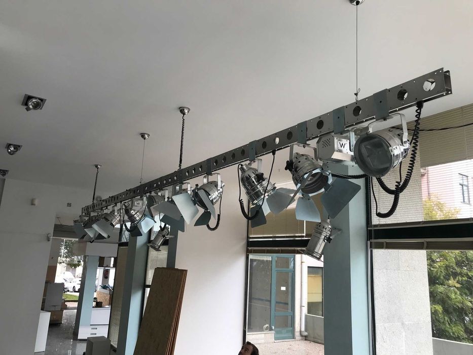 Projetores decorativos em calha suspensa