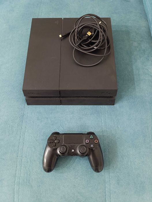 Ps4, com comando original e vários jogos