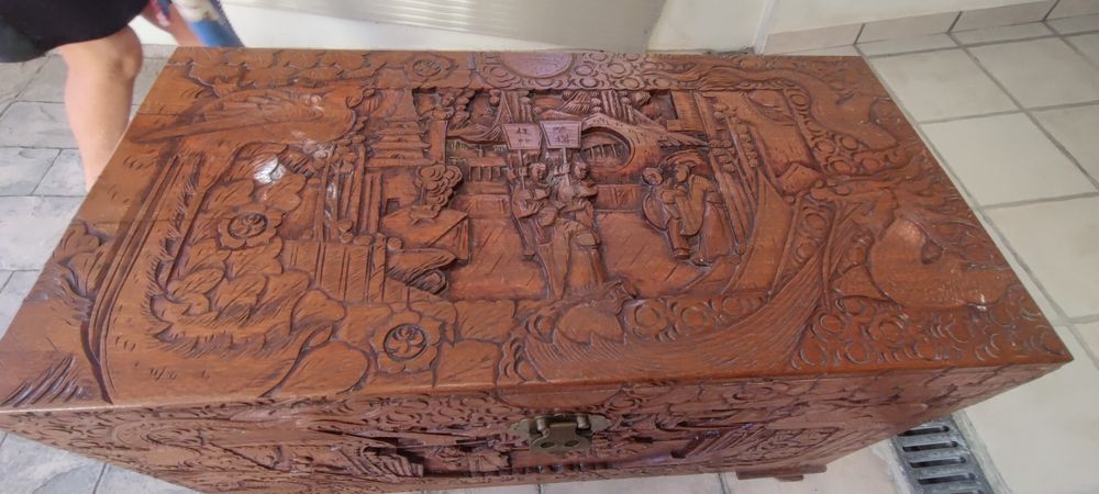 Baú trabalhada em madeira