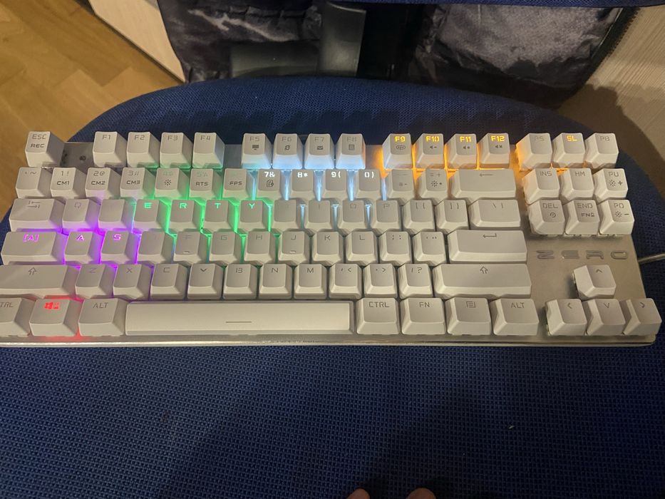 Клавиутар Zero на синих свитчах