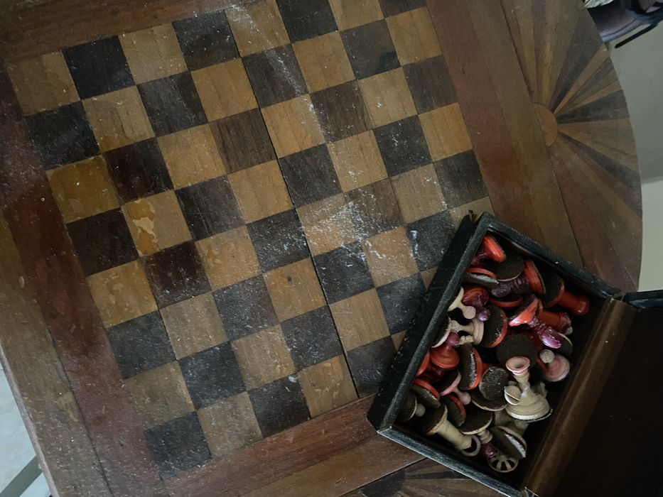 Mesa antiga de xadrez em madeira maciça – com peças originais