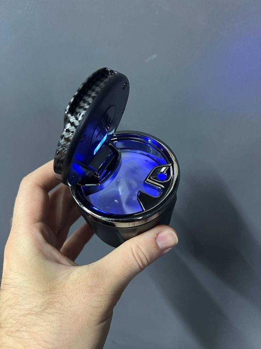 Автомобильная пепельница БМВ с подсветкой и карбоновой крышкой BMW