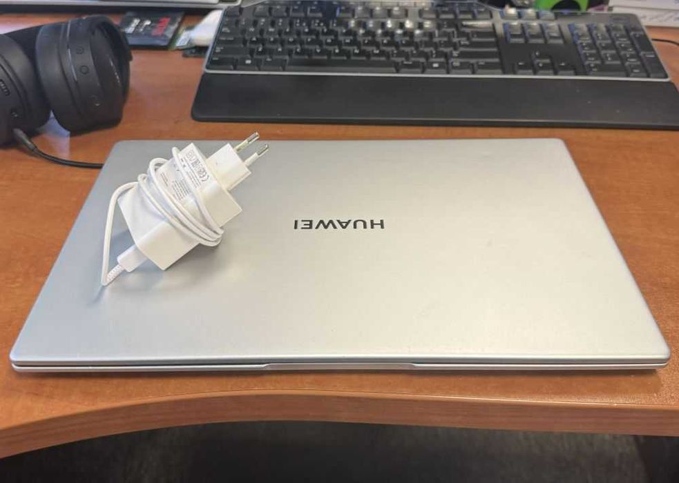 Uszkodzony Laptop Huawei Matebook D15 i5-10th / 8Gb / Ładowarka