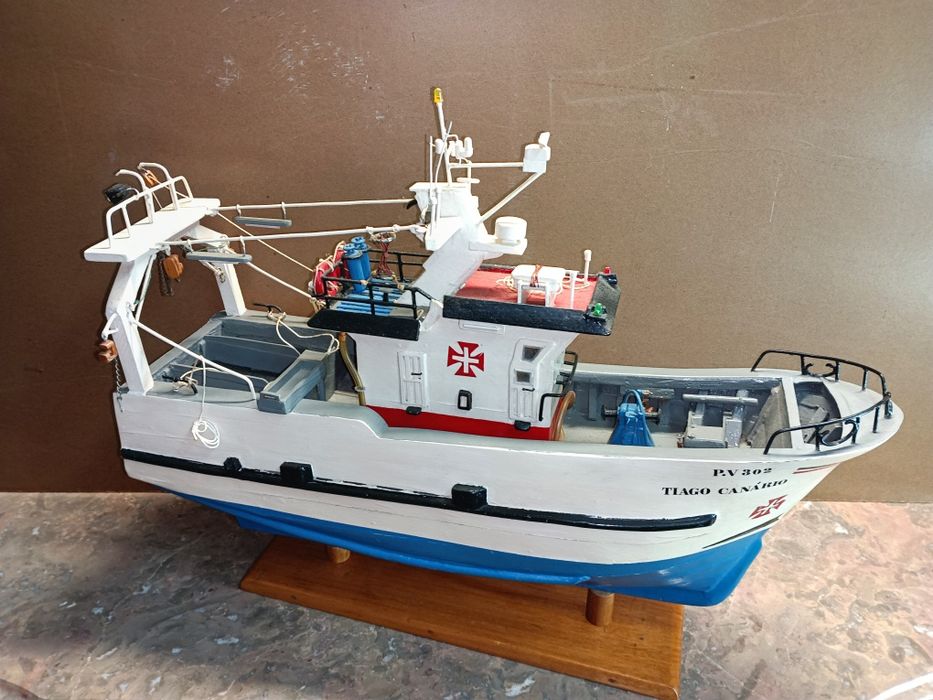 Barco em madeira para coleção, feito artesanalmente, medidas: 56/45cm.