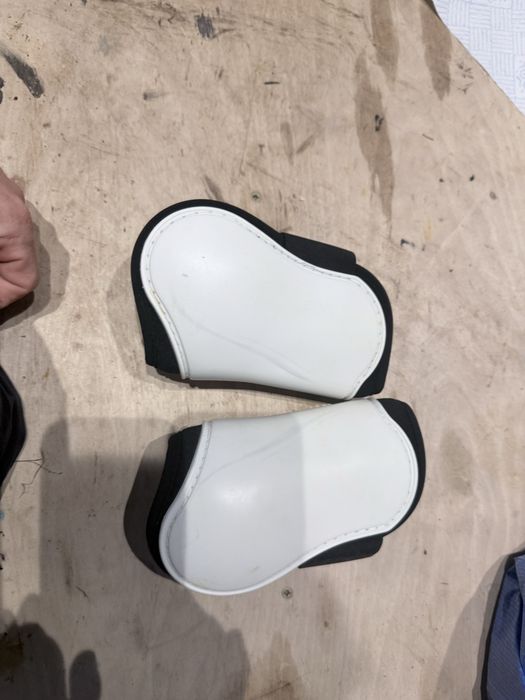 Ochraniacze tylne Eskadron Basic "Compact H" white
