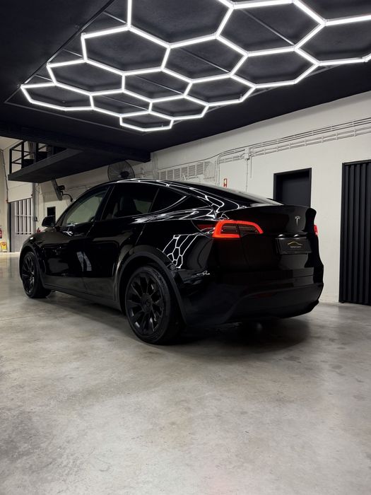 Tesla Model Y — fotografia 5