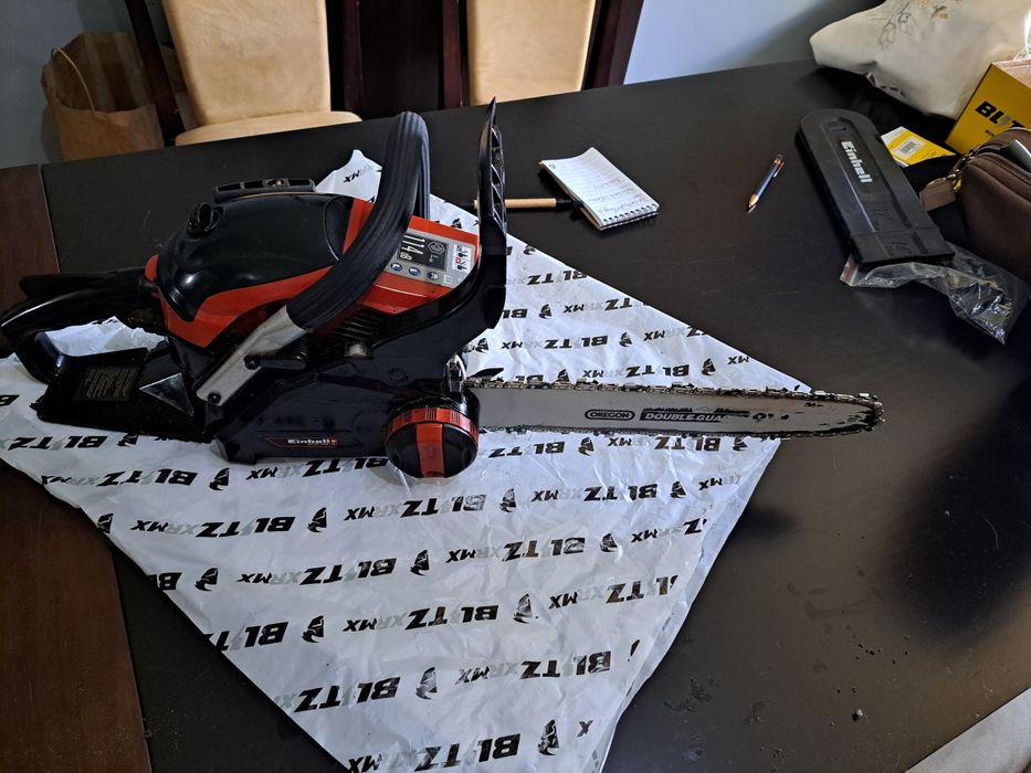 Motosserra  com poucas horas de trabalho.