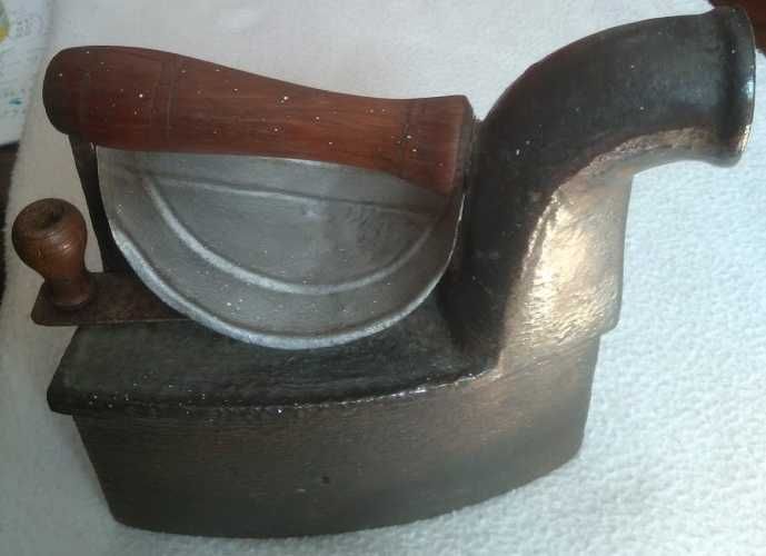 Ferro antigo de engomar de brasas
