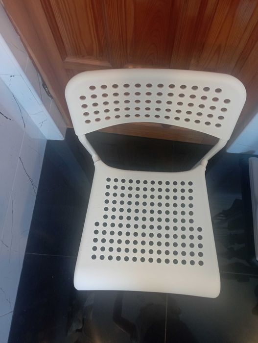 Białe krzesła do kuchni