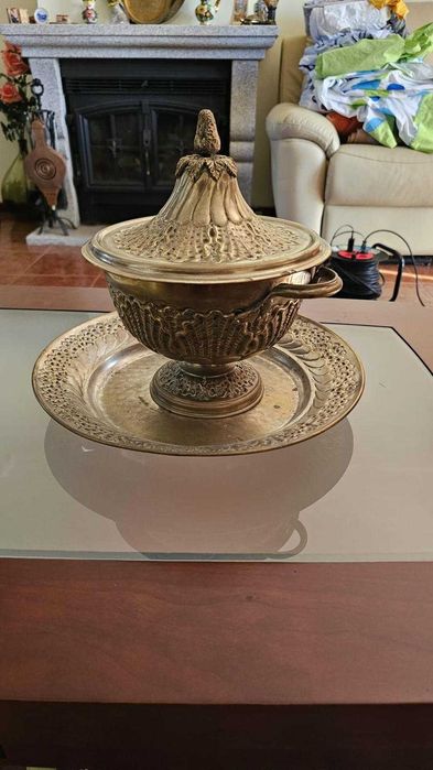 Centro de mesa latão trabalhado c/ tampa (estilo marroquino/oriental)