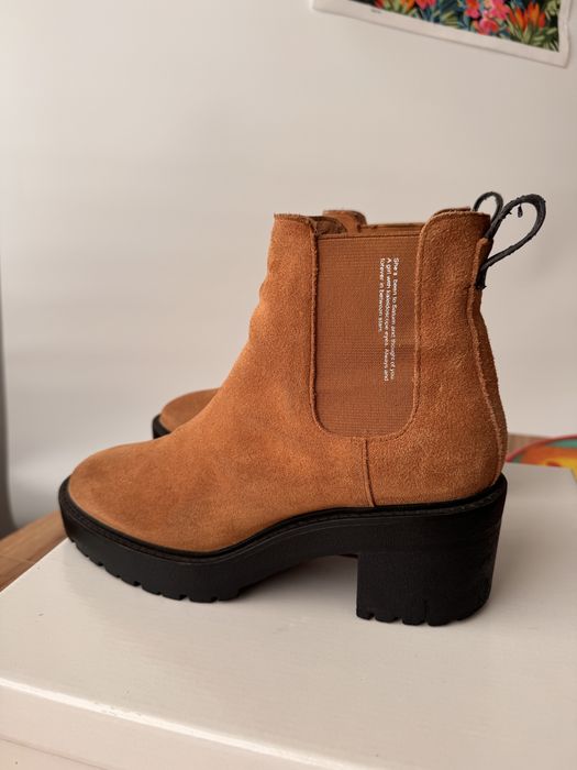 Zamszowe botki Strafivarius