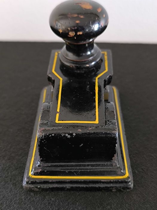 Antigo selo branco (séc XIX/XX) em metal, com pega em madeira circular