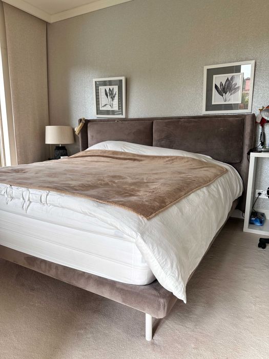 cama de casal com cabeceira bege, colchão e topper