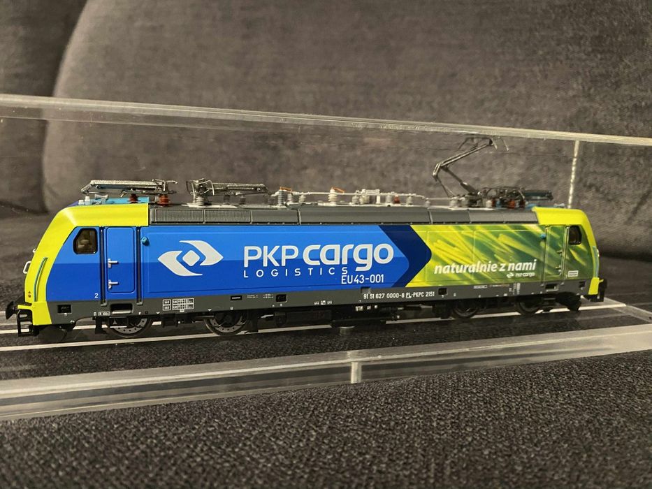 Lokomotywa EU43-001 PKP Cargo H0 w gablocie