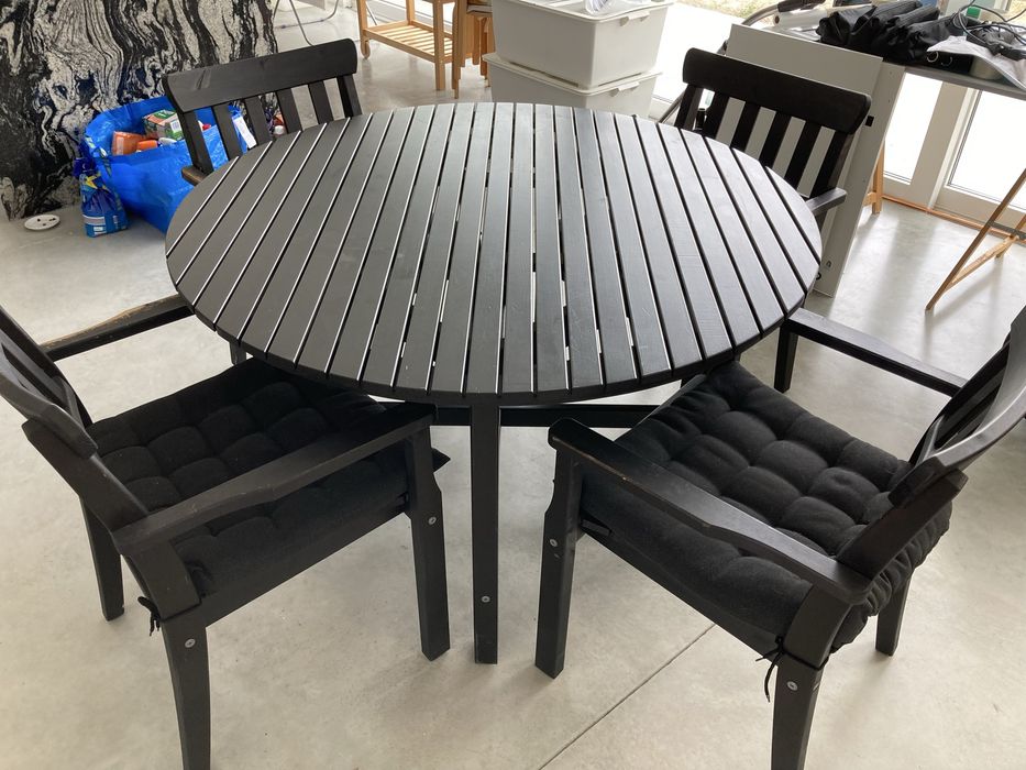 Conjunto mesa redonda e quatro cadeiras pretas exterior