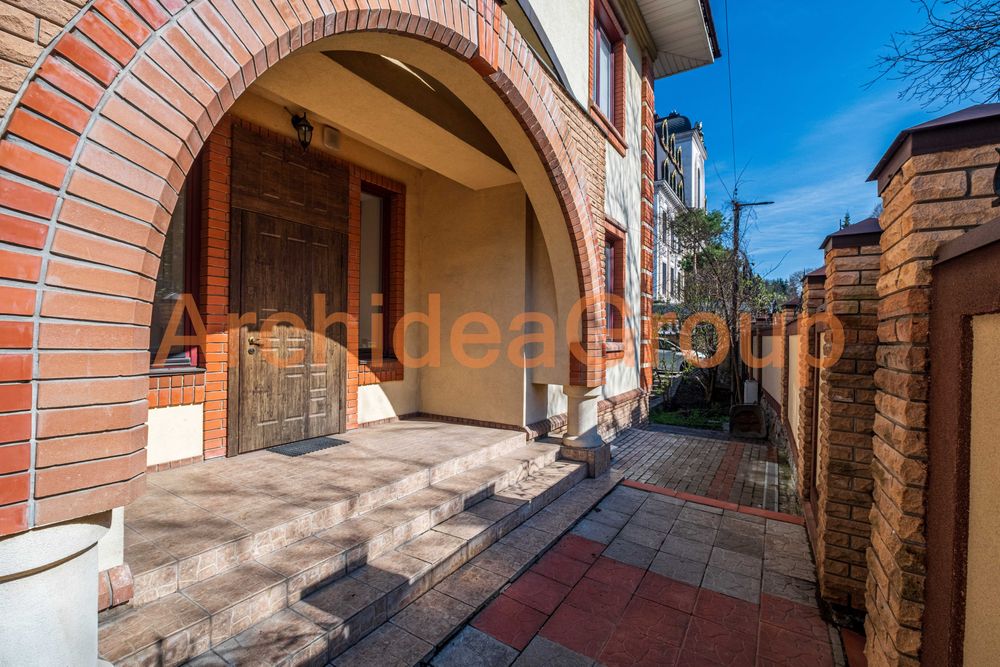 Продаж будинку у самому центрі на Печерську