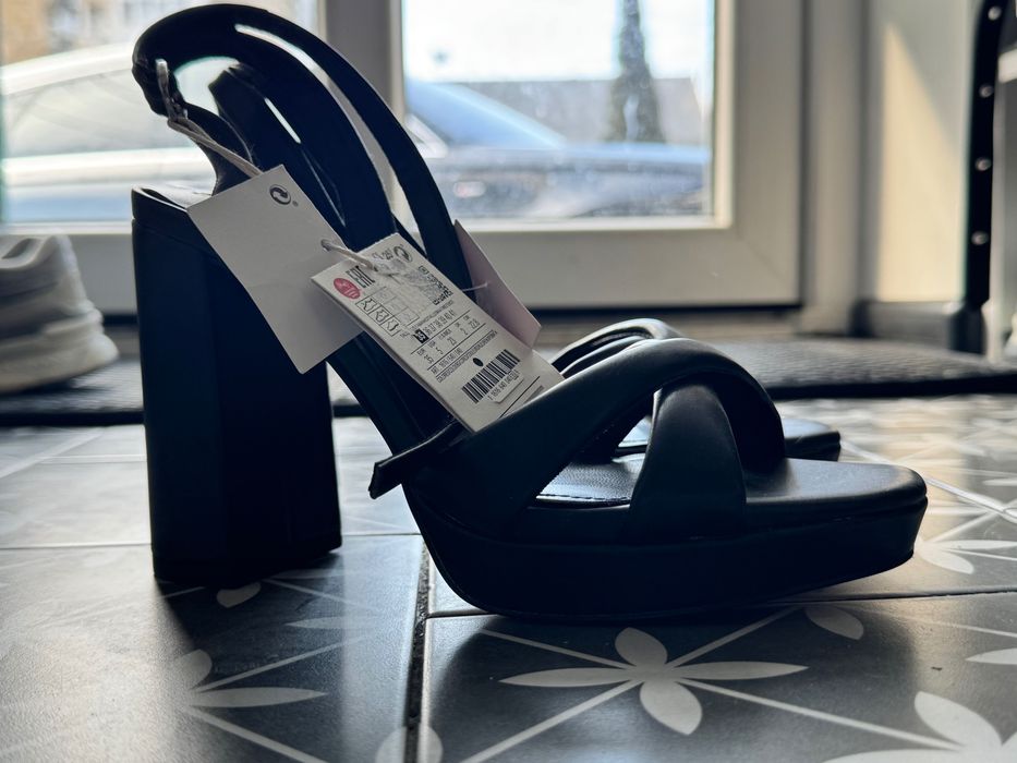 Нові босоніжки Pull&bear