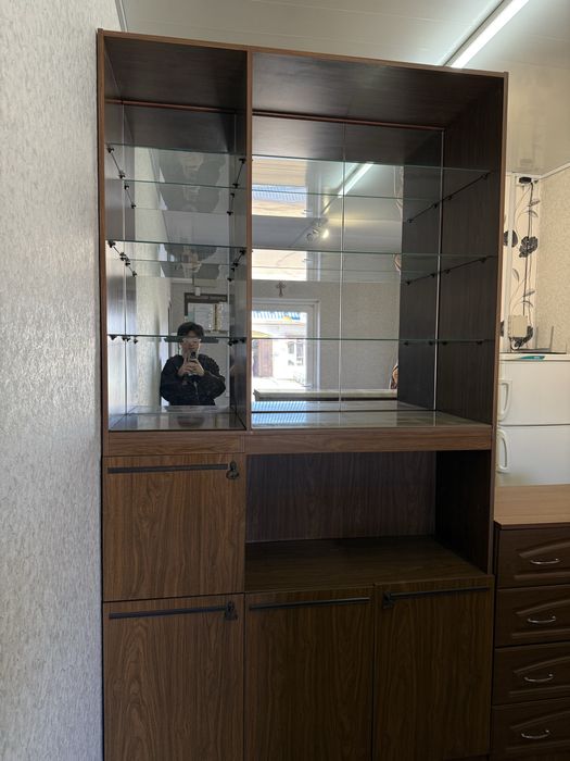 Велика шафа з скляними дверима та полицями