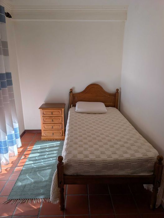 Quarto espaçoso para alugar a rapariga estudante da Universidade de Aveiro.