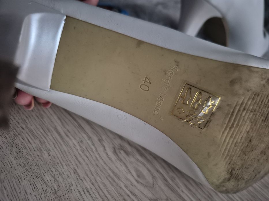 Szpilki perłowe raz założone