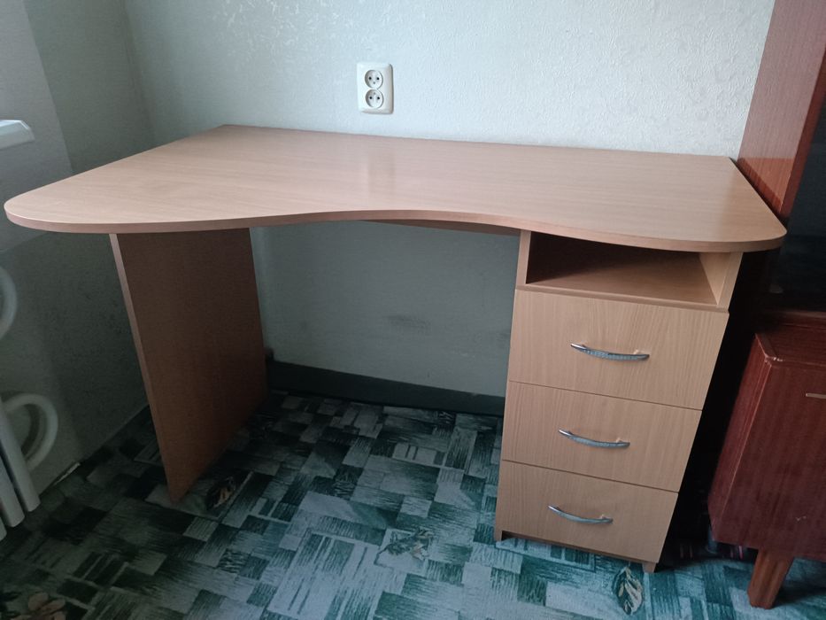 Продам стол для обучения или компьютерный.