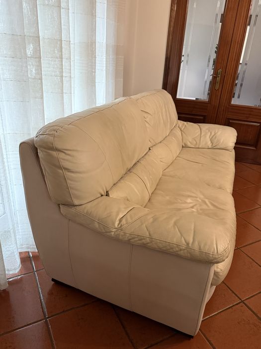 Conjunto sofás em pele com 2 lugares grandes