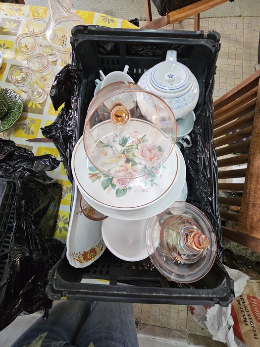 Box with assorted tableware64750935358466121
