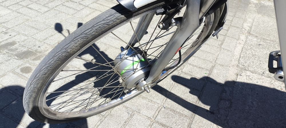 Rower elektryczny GIANT Twist  koła 28" dwie baterie.