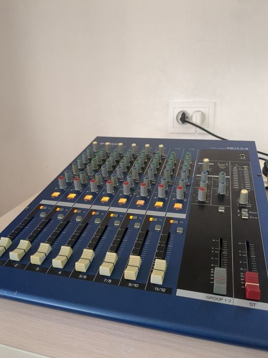 Мікшерний аудіо пульт Yamaha MG 12/4