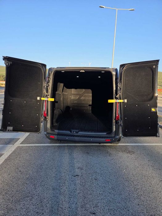 Viatura Ford Transit Custom, de cor preta