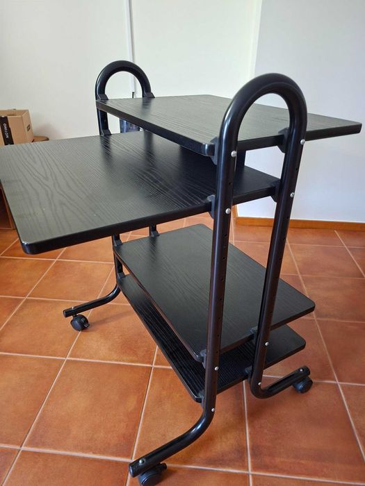 Secretária com Prateleiras Reguláveis e Rodas – Excelente Estado