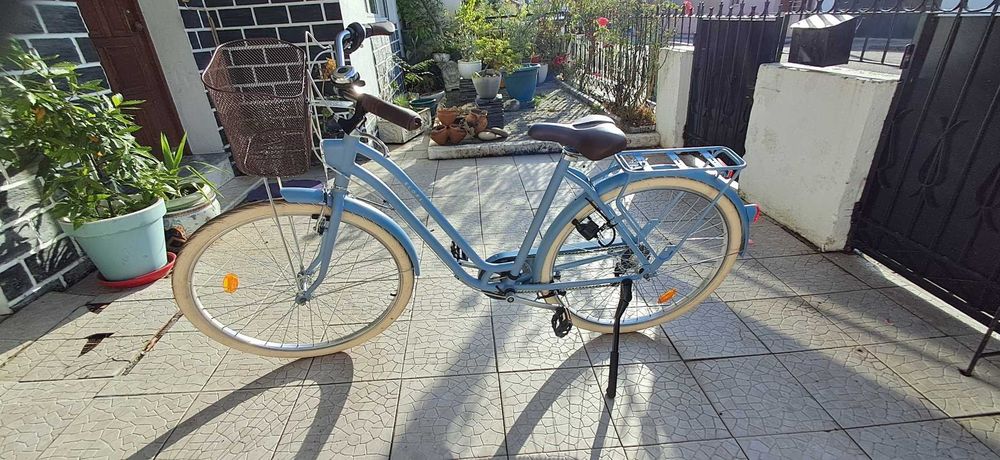 Vendo Bicicleta de senhora nova. apenas andou 3 ou 4 voltinhas. os pneus ainda têm as pelugens...É uma ELOPS com 6 velocidades no pulso.