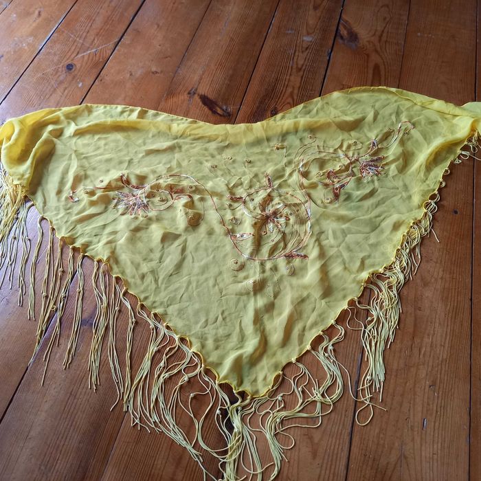 żółta chusta haftowana