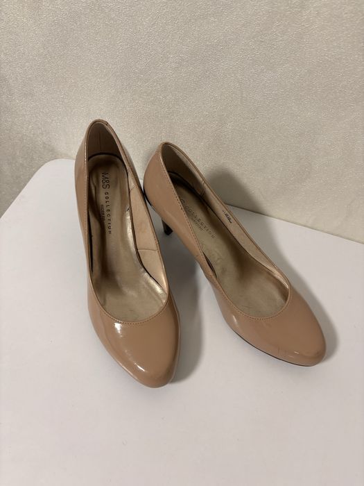 Продам туфлі мега красиві лакові бежеві від M&S