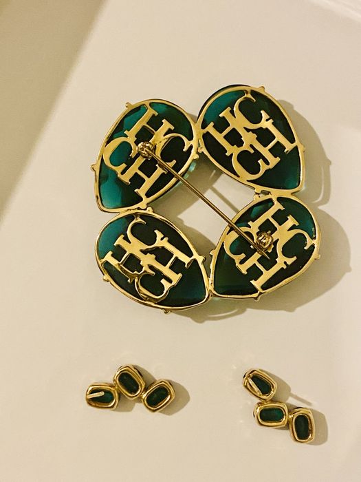 Conjunto brincos e pregadeira Carolina Herrera