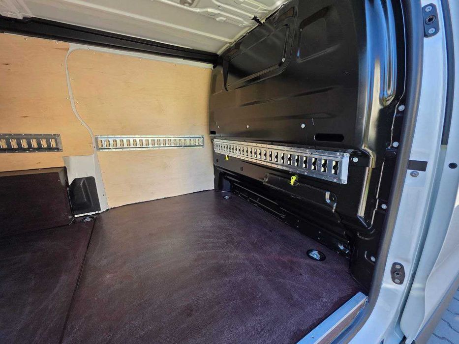 Zabudowa zabezpieczenie ze sklejki Opel Vivaro van