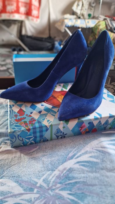 Продам женские замшевые туфли 37